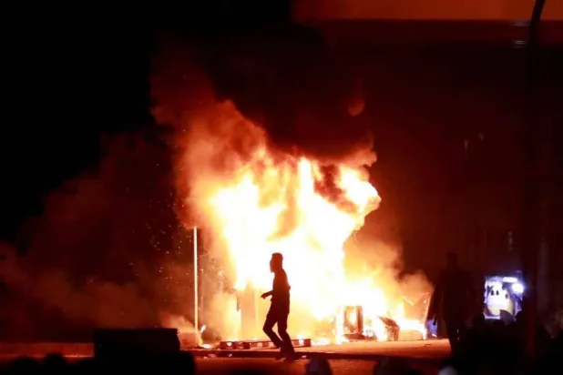 لقطة مأخوذة من فيديو لاشتباكات بين محتجين وقوات أمنية عند أسوار المنطقة الخضراء في بغداد