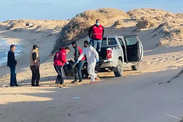 فريق جمعية الهلال الأحمر ينقل إحدى الجثث المنتشلة إلى قسم الشرطة 1 مارس (المكتب الإعلامي للجمعية)