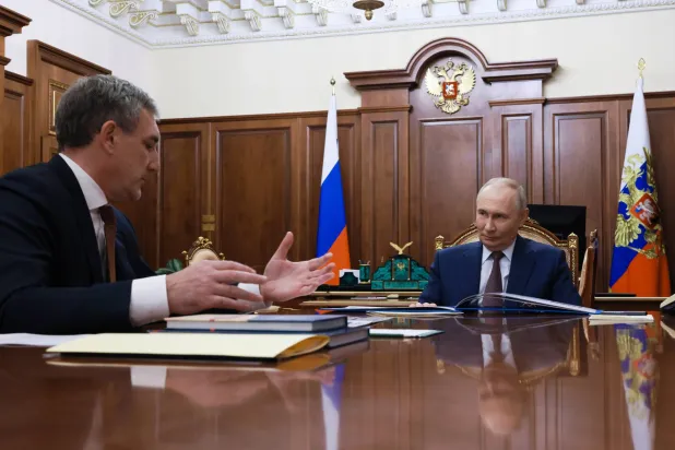 الرئيس الروسي فلاديمير بوتين خلال اجتماعه مع حاكم منطقة آمور فاسيلي أورلوف في موسكو الاثنين (أ.ب)