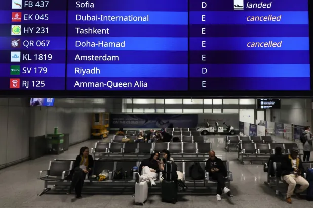 لوحة رقمية تعرض الرحلات الجوية الملغاة إلى الشرق الأوسط في مبنى الركاب رقم 2 في مطار فرانكفورت الدولي... ألمانيا 2 مارس 2026 (إ.ب.أ)
