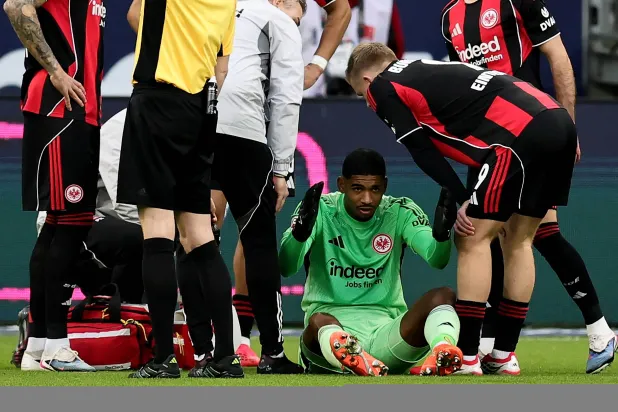 كاوا سانتوس حارس مرمى فرنكفورت مصاباً في مواجهة فرايبورغ (إ.ب.أ)