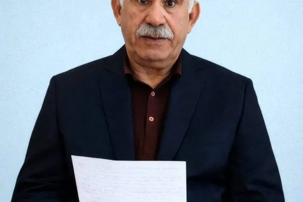 صورة لزعيم «حزب العمال الكردستاني» السجين في تركيا عبد الله أوجلان خلال قراءة رسالته بمناسبة مرور عام على دعوته «الحزبَ» لحل نفسه يوم 27 فبراير 2025... عُرضت في مؤتمر صحافي بأنقرة يوم الجمعة الماضي (أ.ف.ب)