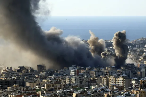 Beyrut’un güney banliyösü Burc el-Baracine bölgesine düzenlenen İsrail saldırısının ardından yoğun yangınlar yükseldi (AP)