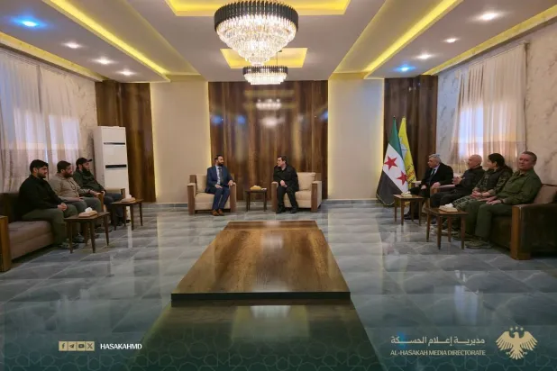 العميد زياد العايش مع قائد «قسد» مظلوم عبدي بحضور محافظ الحسكة نور الدين أحمد وعدد من القادة العسكريين والأمنيين (مديرية إعلام الحسكة)