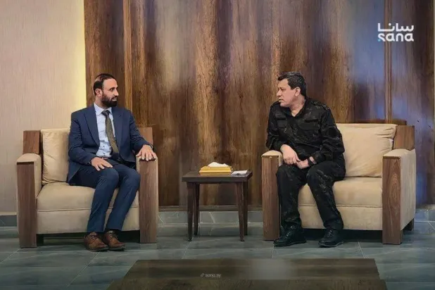 Suriye Cumhurbaşkanlığı Özel Temsilcisi Tuğgeneral Ziyad el-Ayiş, Haseke Valisi Nureddin Ahmed ve bir dizi askeri liderin huzurunda Suriye Demokratik Güçleri (SDG) lideri Mazlum Abdi ile bir araya geldi. (SANA)