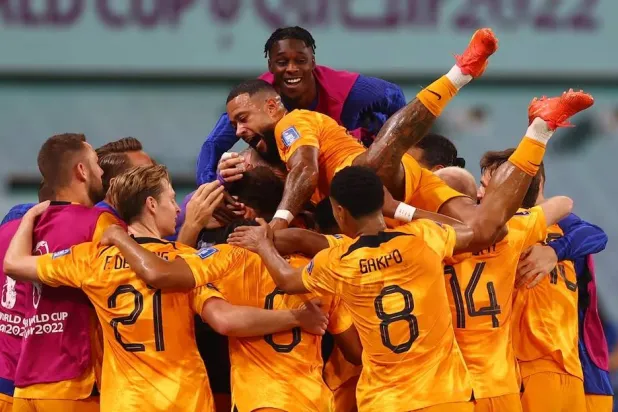 المنتخب الهولندي سيلتقي الجزائر ودياً في يونيو (رويترز)