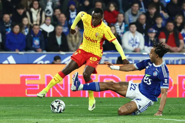 النجم السعودي سعود عبد الحميد (يسار) تألق مع لانس ضد ستراسبورغ (أ.ف.ب)