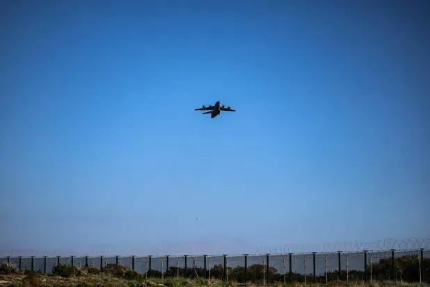 Kıbrıs'taki Akrotiri'de bulunan ve dün gece İHA’ların saldırısına uğrayan İngiliz Kraliyet Hava Kuvvetleri üssünden kalkış yapan bir uçak... 2 Mart 2026 (Reuters)