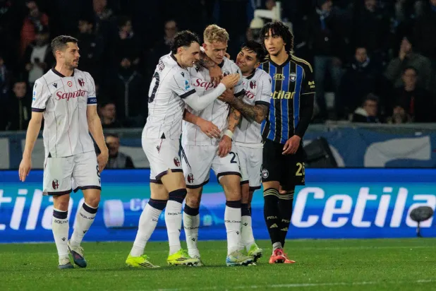 لاعبو بولونيا يحتفلون بهدف الفوز القاتل على بيزا (إ.ب.أ)