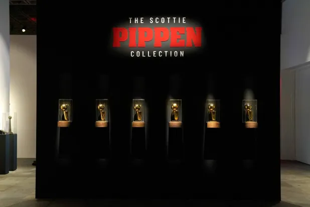 مقتنيات النجم السابق لكرة السلة الأميركية سكوتي بيبين ستعرض في نيويورك (أ.ف.ب) 