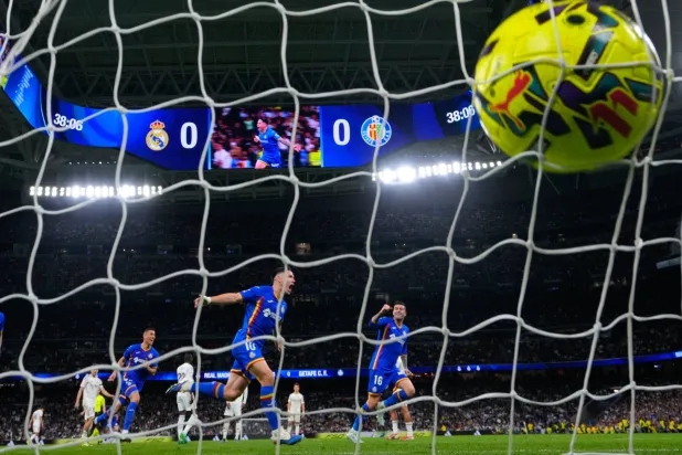 كرة الأوروغوياني مارتين ساتريانو تستقر في شباك ريال مدريد مسجلة هدف الفوز لخيتافي (أ.ب)