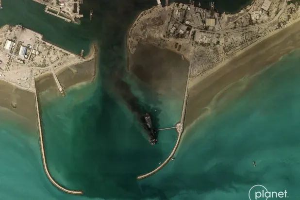 Hürmüz Boğazı'nda bir gemiden yükselen dumanı gösteren uydu görüntüsü (AFP)