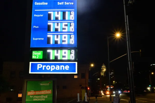 لافتةٌ تُبيّن أسعار البنزين الحالية في محطة وقود بمدينة لوس أنجلوس (أ.ف.ب)