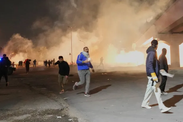 أطلقت قوات الأمن  العراقية الغاز المسيل للدموع لتفريق احتجاج على الهجمات الأمريكية والإسرائيلية على إيران، عند جسر يؤدي إلى المنطقة الخضراء المحصنة حيث تقع السفارة الأمريكية، في بغداد (أ.ب)