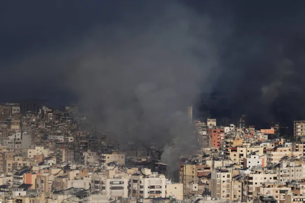 تصاعد الدخان عقب غارة إسرائيلية على الضاحية الجنوبية لبيروت (رويترز)