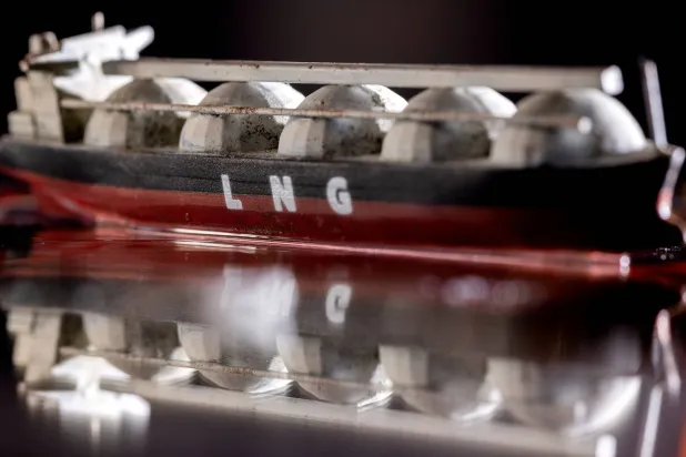 نموذج لناقلة غاز طبيعي مسال (رويترز)
