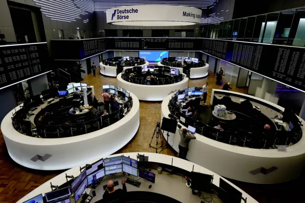 من داخل قاعة التداول في بورصة فرنكفورت (إ.ب.أ)