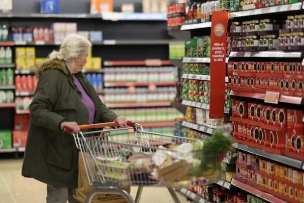 امرأة تتسوق داخل سوبر ماركت سينسبري في كوبهام ببريطانيا (رويترز)