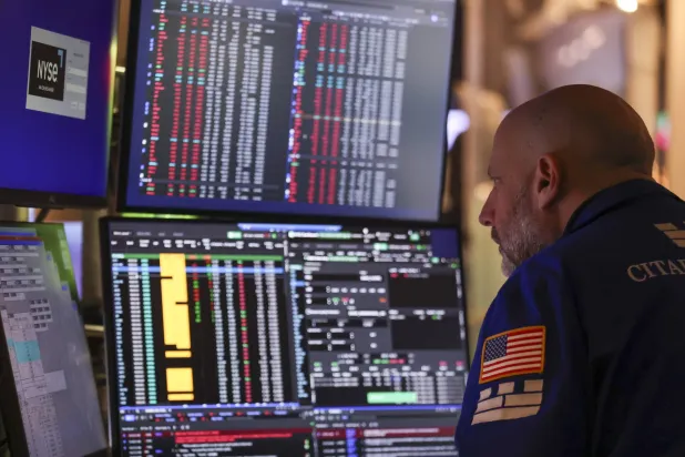 متداول يراقب شاشة تعرض مؤشرات الأسهم في بورصة نيويورك (إ.ب.أ)