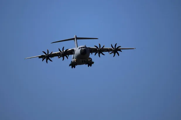 طائرة تستعد للهبوط في قاعدة «أكروتيري» التابعة لسلاح الجو الملكي البريطاني بقبرص (رويترز)