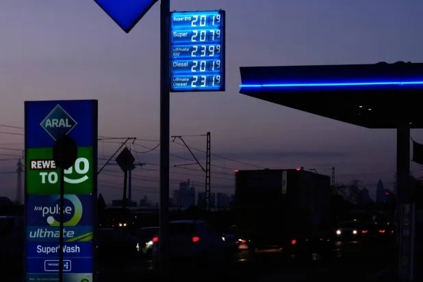 أسعار الغاز معروضة بمحطة وقود في فرنكفورت بألمانيا (أ.ب)