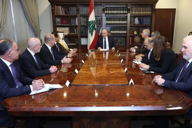 عون مجتمعاً بأعضاء «اللجنة الخماسية» في قصر بعبدا اليوم (الرئاسة اللبنانية)