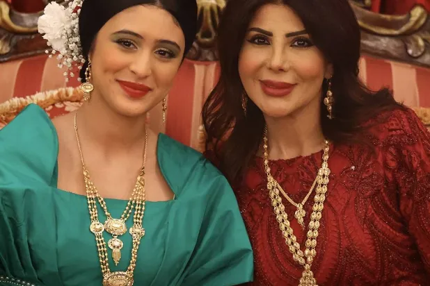 إلهام الفضالة وأحلام التميمي في مشهد من مسلسل «غلط بنات» (شاهد)