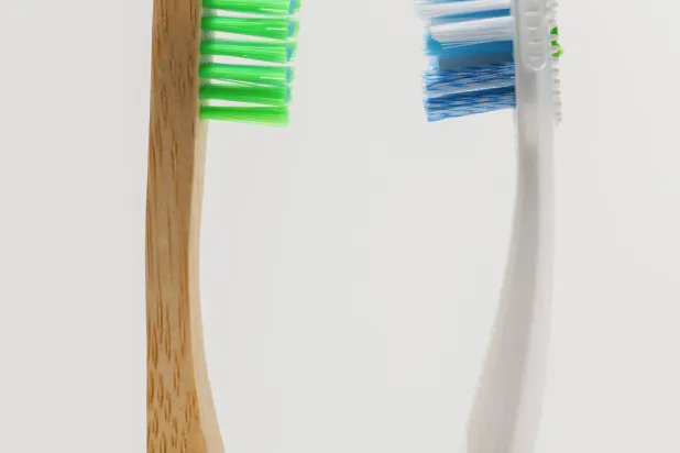 ما هي محاذير ومخاطر الجسيمات الميكروبلاستيكية في فرشاة الأسنان؟