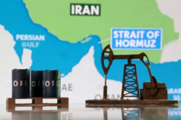 براميل نفط مطبوعة بتقنية الطباعة ثلاثية الأبعاد ومضخة نفط وخريطة تُظهر مضيق هرمز وإيران (رويترز)