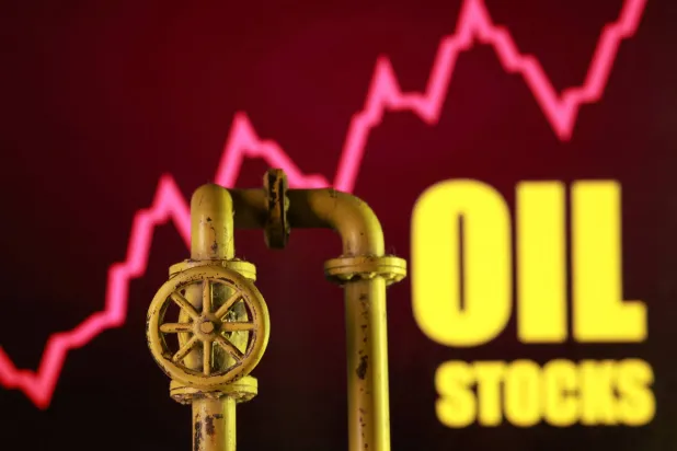 خط أنابيب نفط مطبوع بتقنية الطباعة ثلاثية الأبعاد أمام رسم بياني لارتفاع أسعار الأسهم وعبارة أسهم النفط (رويترز)