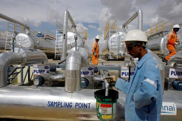 يعمل موظفو شركة «كيرن» الهندية في منشأة لتخزين النفط الخام بحقل مانغالا النفطي في بارمر (رويترز)