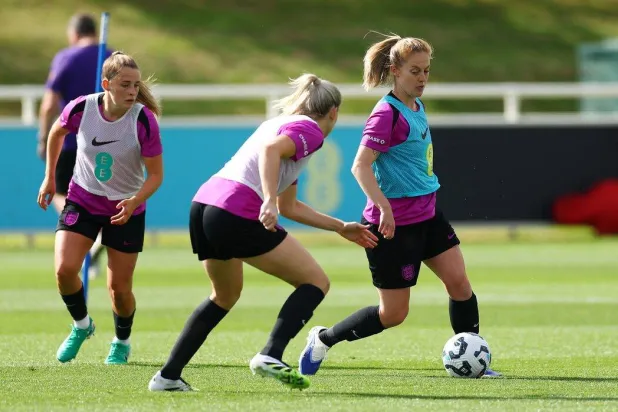 جانب من تحضيرات منتخب سيدات إنجلترا (رويترز)