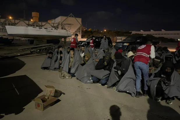 «الهلال الأحمر» الليبي يقدم دعماً لمهاجرين تم إنقاذهم من الغرق قبالة شرق طبرق (الهلال الأحمر الليبي)