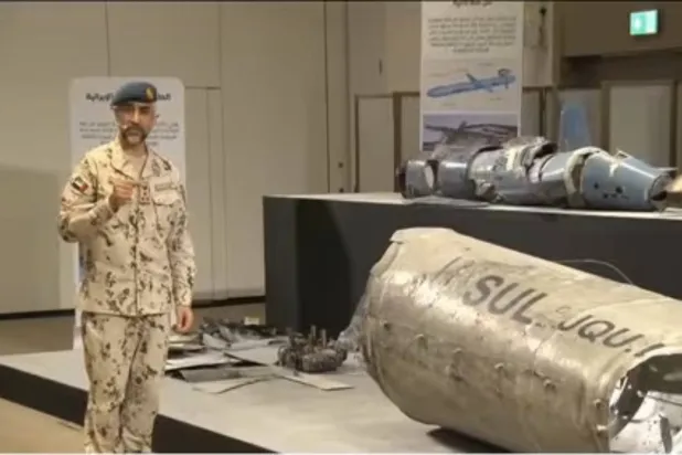 العميد الركن عبد الناصر الحميدي يستعرض بعض حطام الصواريخ الإيرانية التي تصدت لها الإمارات (الشرق الأوسط)