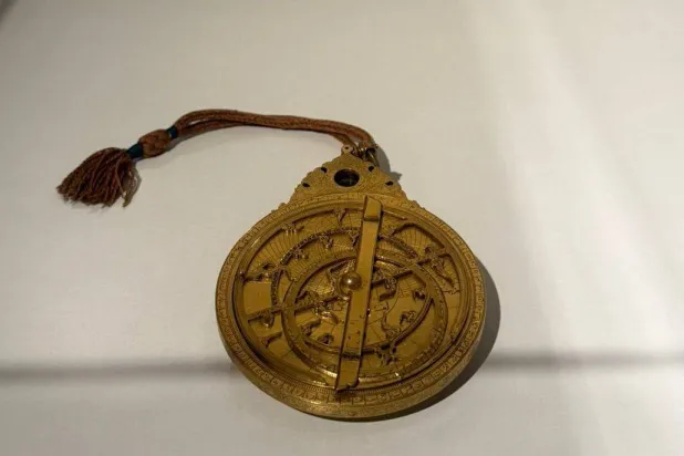 أسطرلاب صفوي فاخر من النحاس المذهب (الشرق الأوسط)