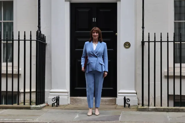 راشيل ريفز تغادر «داونينغ ستريت» لتقديم توقعاتها الاقتصادية الربيعية أمام البرلمان في لندن 3 مارس 2026 (إ.ب.أ)