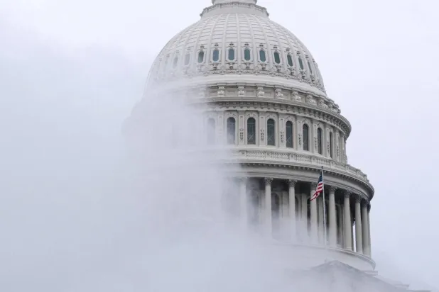 يصوت الكونغرس على مشروع تفويض الحرب في إيران (رويترز)