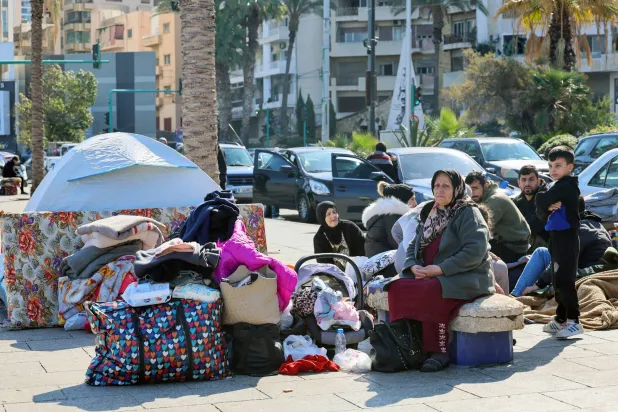 نازحون لبنانيون هاربون من القصف الإسرائيلي يفترشون كورنيش المنارة في بيروت (إ.ب.أ)