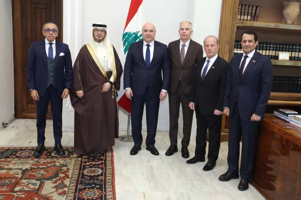 رئيس الجمهورية جوزيف عون متوسطاً سفراء «اللجنة الخماسية» خلال استقبالهم في القصر الرئاسي الثلاثاء (رئاسة الجمهورية)