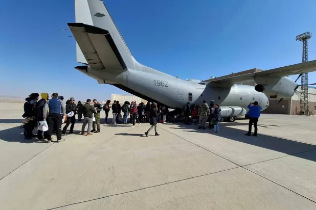 صورة نُشرت في 3 مارس 2026 تظهر مواطنين سلوفاكيين تم إجلاؤهم من إسرائيل والأردن وهم يستقلون طائرة عسكرية تابعة للقوات الجوية السلوفاكية خلال رحلة جوية نظمتها الحكومة وسط الصراع الأميركي الإسرائيلي مع إيران في موقع لم يتم الكشف عنه (رويترز)

