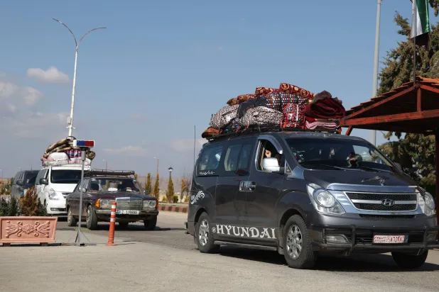 سوريون فروا من الحرب في لبنان يصلون إلى معبر الحدود السورية اللبنانية في جديدة يابوس (أ.ب)