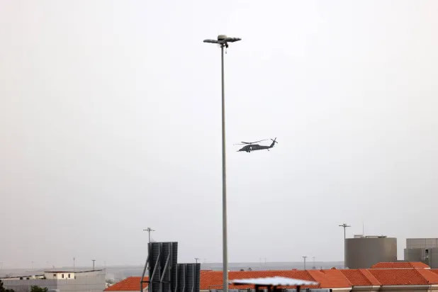 مروحيات تابعة للقوات الجوية القطرية تحلق فوق الدوحة (د.ب.أ)