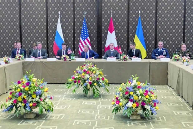 الطاقم الأميركي خلال مفاوضات جنيف حول أوكرانيا في 17 فبراير 2026 (أ.ب)