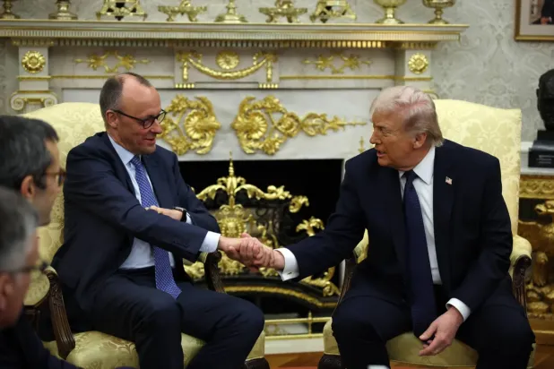 ABD Başkanı Donald Trump ve Almanya Başbakanı Friedrich Merz, 3 Mart 2026’da Washington DC’deki Beyaz Saray’ın Oval Ofisi’nde ikili bir görüşme gerçekleştirdi. (AP)