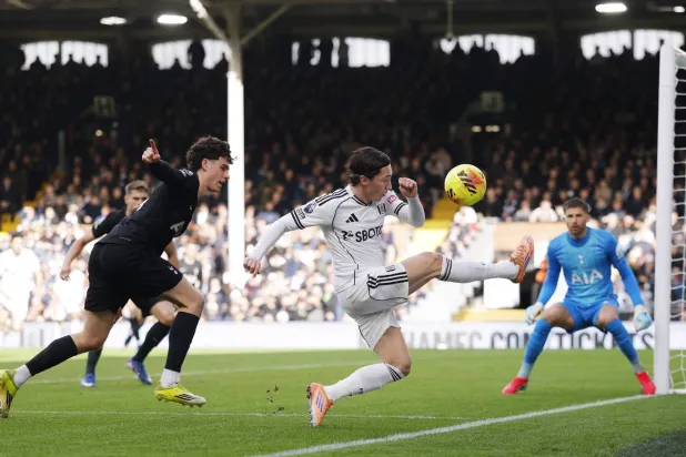 الهزيمة أمام فولهام في الجولة الماضية قربت توتنهام من شبح الهبوط (رويترز)