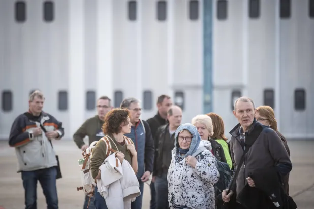 أشخاص يظهرون بعد نزولهم من طائرة قادمة من عمّان والعقبة بالأردن في سلوفاكيا (إ.ب.أ)