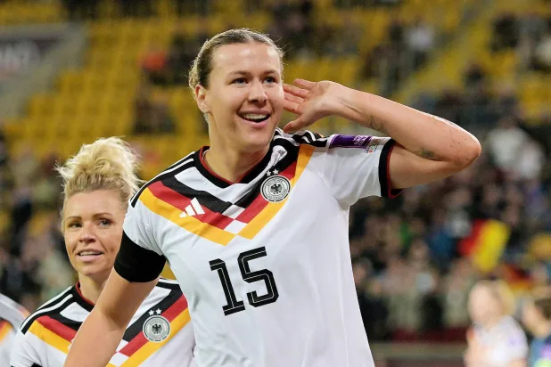 لاريسا مولهاوس لاعبة سيدات ألمانيا تحتفل بالهدف الرابع في مرمى سلوفينيا (رويترز) 