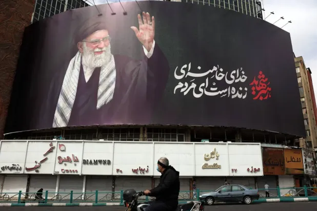 Tahran'ın merkezindeki Valiasr Meydanı'nda İran Yüksek Lideri Ali Hamaney'in resmi bulunan bir reklam panosu, 2 Mart 2026 (AFP)