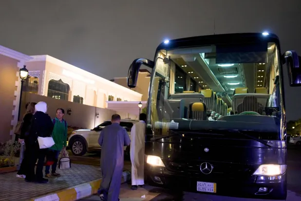 حافلات تقل الخليجيين لنقلهم براً إلى دولهم (تصوير: تركي العقيلي)