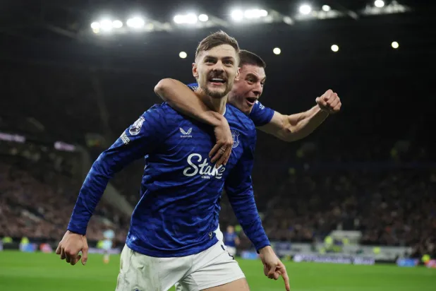 كيرنان ديوسبري هال يحتفل بثناي أهداف إيفرتون (رويترز)